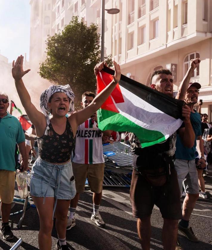 Imagen secundaria 2 - Spain's La Vuelta cycle race descends into chaos as pro-Palestinian protesters stop it reaching the finishing line